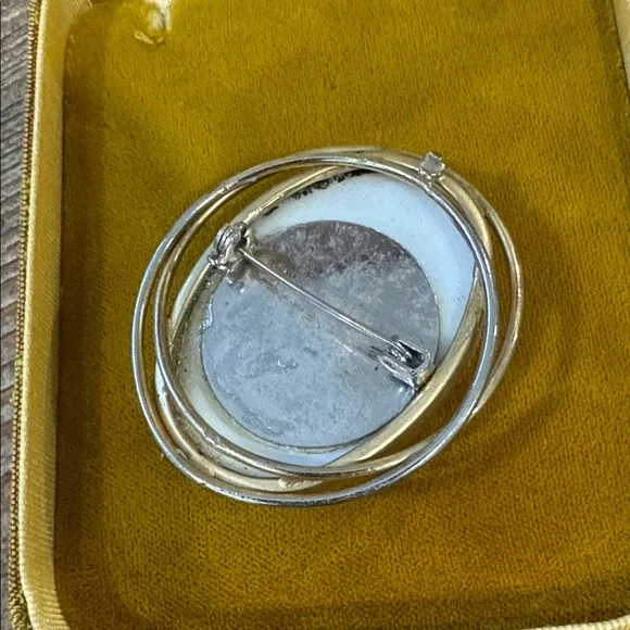 Elegant Black and White Vintage Cameo Brooch - Picture 2 of 5